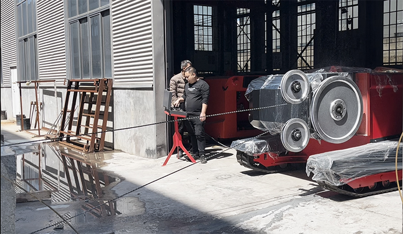 Scie &agrave; fil sur chenilles pour granit
