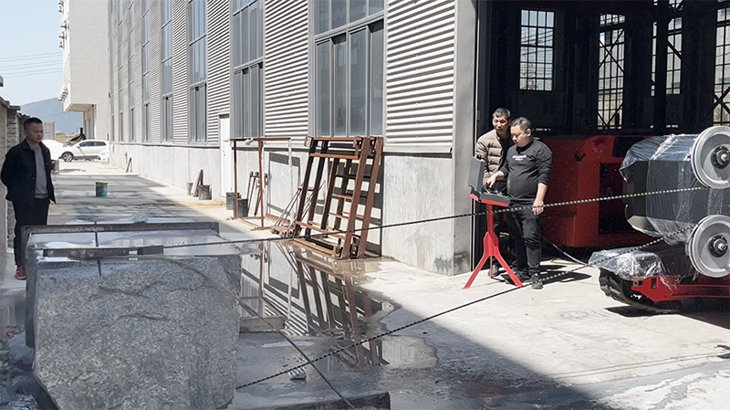 Machine de d&eacute;coupe de roches diamant&eacute;es sur chenilles